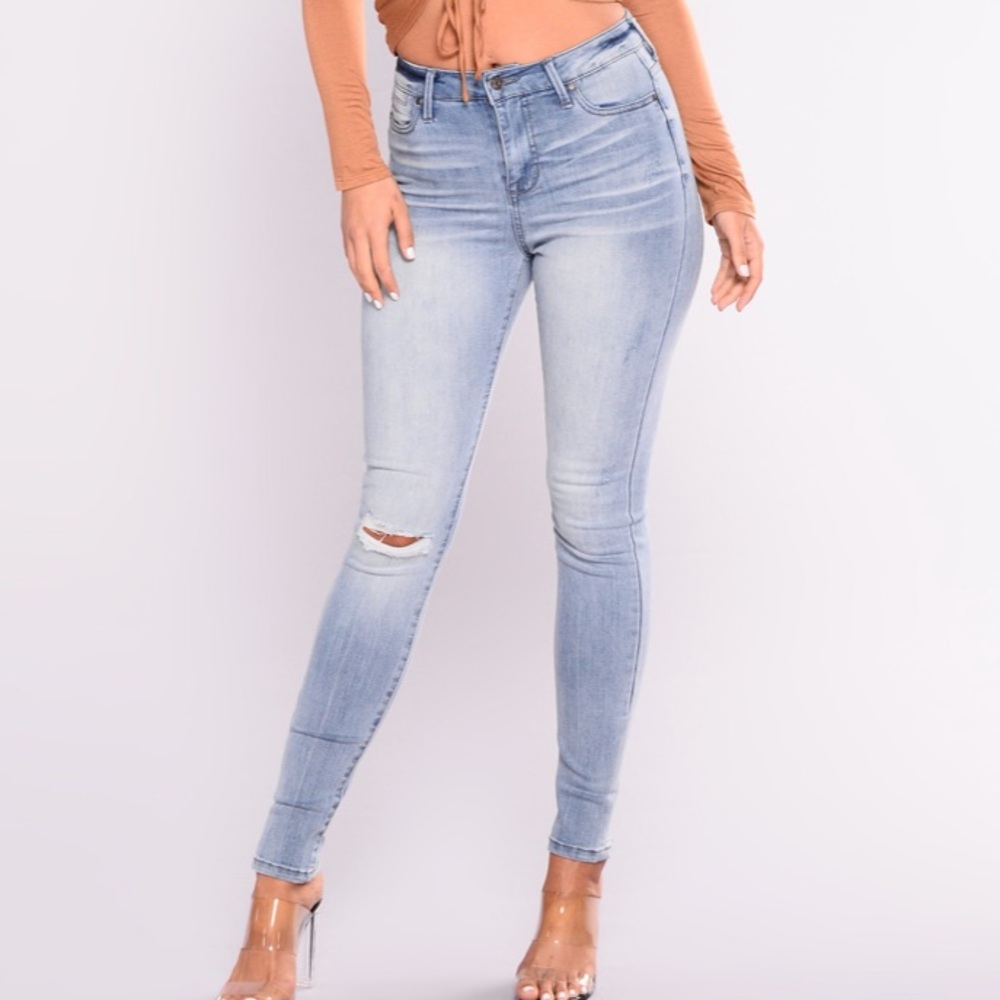 FASHIONNOVA SKINNY JEANS SIZE 5 NWOT